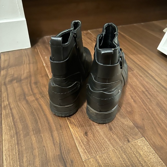 Boots - Picture 3 of 4